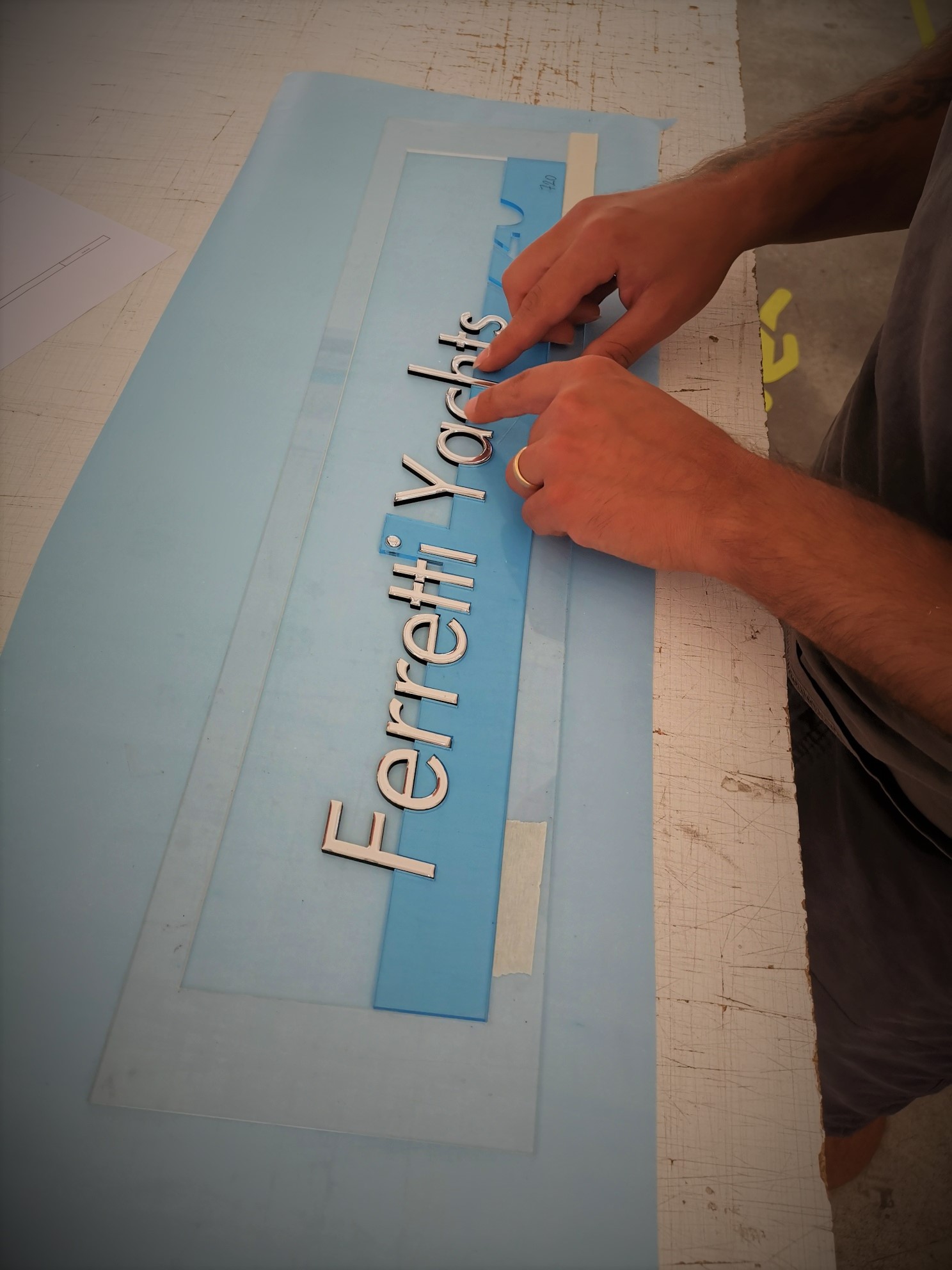 SCRITTE IN RESINA