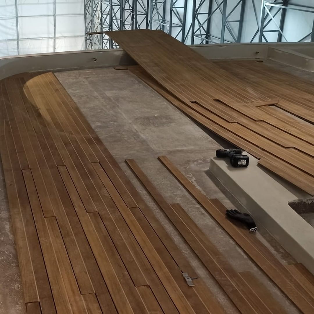 Fase di adattamento del prefabbricato in teak. Imbarcazione di 45mt.
